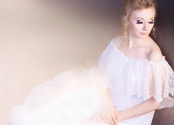 सफेद पोशाक पहनने वाली एक युवा सौंदर्य का स्टूडियो शॉट — स्टॉक फ़ोटो, इमेज