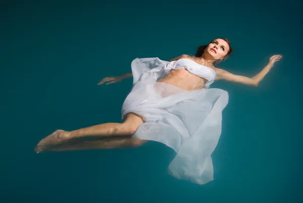 Giovane donna sexy galleggiante sulla piscina — Foto Stock