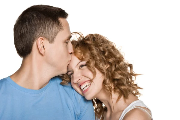 美しい若いカップルがキス — ストック写真