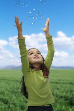 alanında sabun köpüğü ile oynayan kız