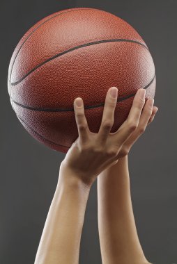 kadın bir basketbol çekim