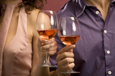 bir bardak kırmızı şarap paylaşımı Çift