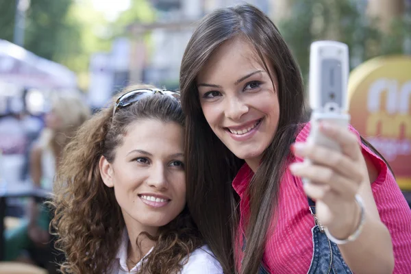 Group of friends reading message on a mobile phone — Stock Photo, Image