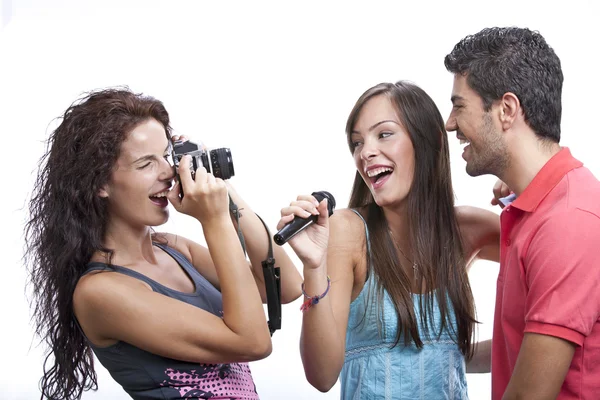Gelukkig groep vrienden lachen, juichende en zwaaien — Stockfoto