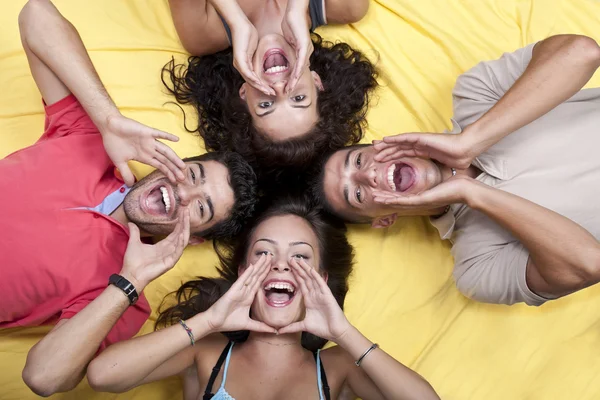 Grupo feliz de amigos rindo, aplaudindo e acenando — Fotografia de Stock