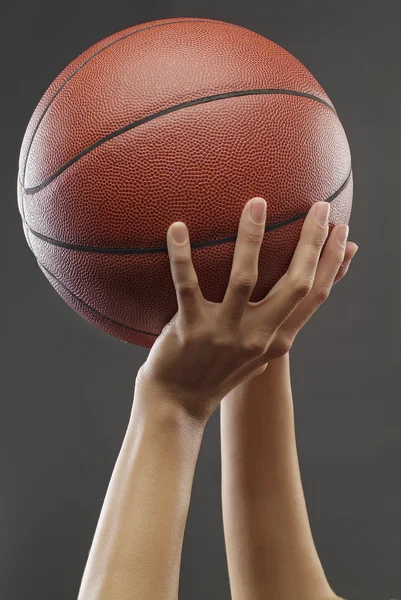 Mulher atirando um basquete — Fotografia de Stock