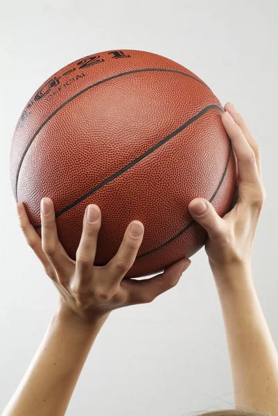 Mulher atirando um basquete — Fotografia de Stock