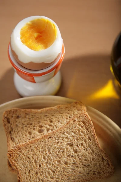 Breakfast with two pieces of toast bread and an egg — Stock Photo, Image