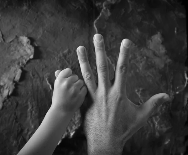 Hija sostiene la mano del padre — Stok fotoğraf