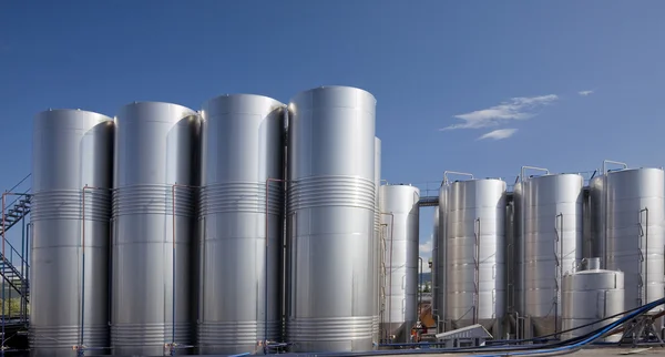 Резервуары из нержавеющей стали для вина — стоковое фото