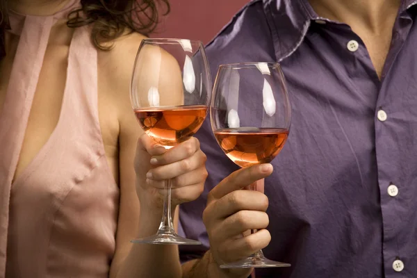 Bir bardak kırmızı şarap paylaşımı Çift — Stok fotoğraf