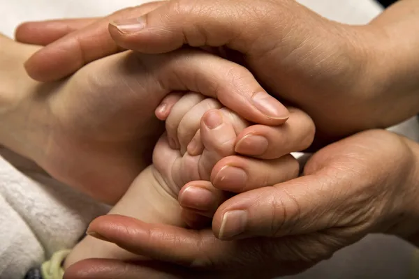 Новорожденные руки в ладони . — стоковое фото