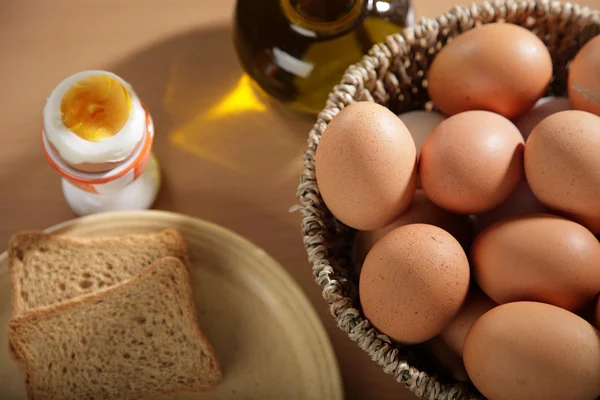 Eieren in een mand en toast brood — Stockfoto