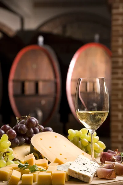 Біле вино в вишуканому келиху перед старою дошкою — стокове фото