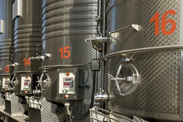 Réservoirs en acier inoxydable pour le vin — Photo