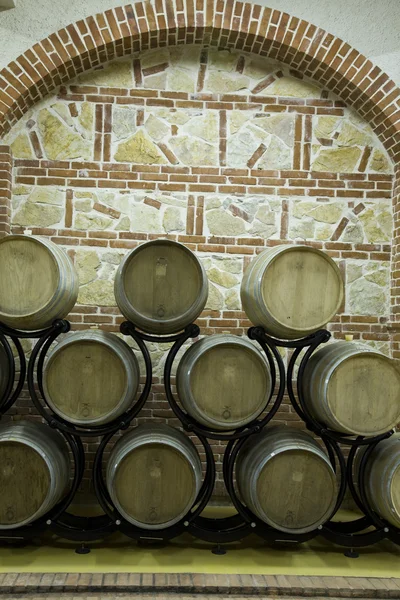 Büyük baerels ile şarap mahzenleri — Stok fotoğraf