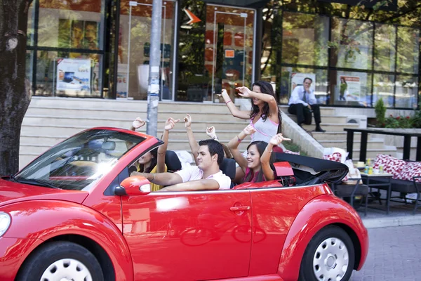 차에 친구의 행복 한 그룹 스톡 사진
