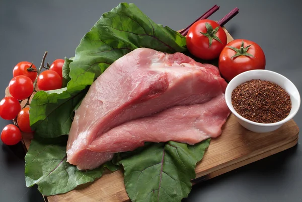 Carne cruda con verdure e spezie Fotografia Stock