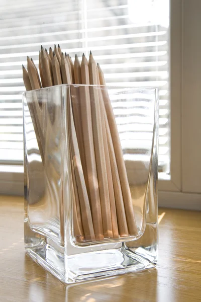 Potloden in een glas op kantoor Rechtenvrije Stockfoto's