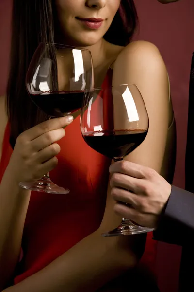 Ζευγάρι που μοιράζονται ένα ποτήρι κόκκινο κρασί Εικόνα Αρχείου