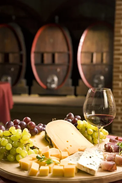 Біле вино в вишуканому келиху перед старою дошкою Ліцензійні Стокові Фото