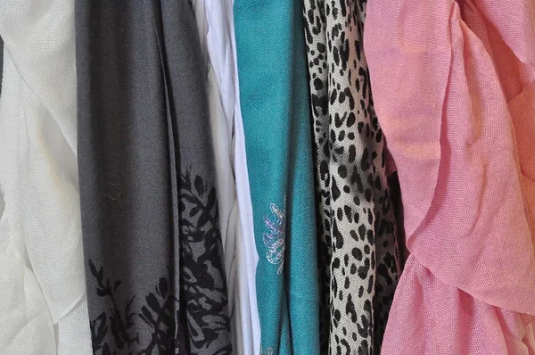 Bufandas en la tienda —  Fotos de Stock