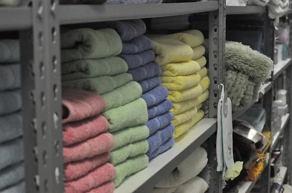 Towels on the shelves — Stock Photo, Image