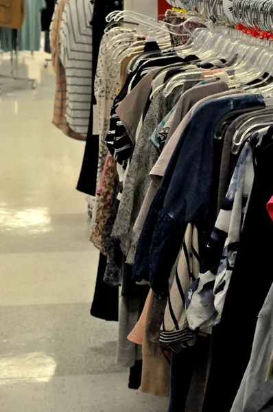 Robes sur les cintres dans un magasin — Photo