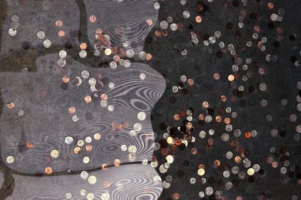 Монеты в воде — стоковое фото