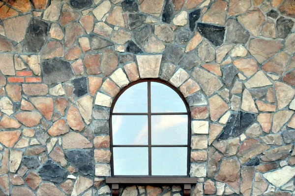 Окно в каком-то доме — стоковое фото