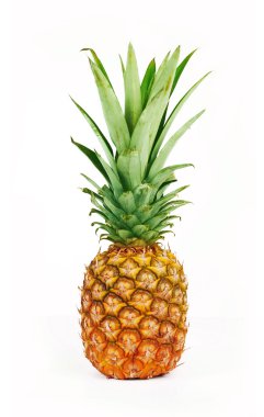 Beyaz arka plan üzerinde izole lezzetli taze ananas