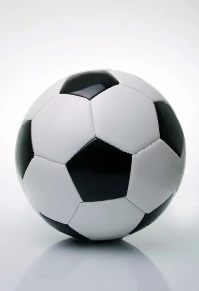 Bola de futebol preto e branco — Fotografia de Stock