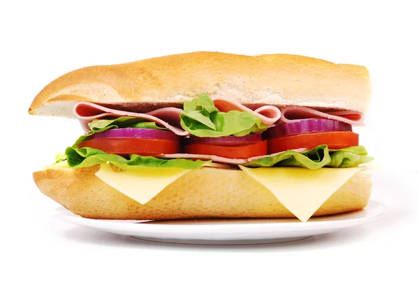 Бутерброд з шинкою та овочами на білому тлі — стокове фото