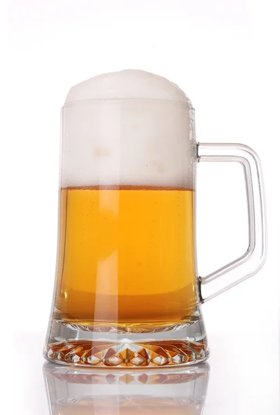 Стакан пива крупным планом — стоковое фото