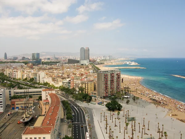 Plaj ve Barselona cityscape — Stok fotoğraf