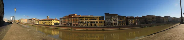Пиза панорамный вид на реку Арно — стоковое фото