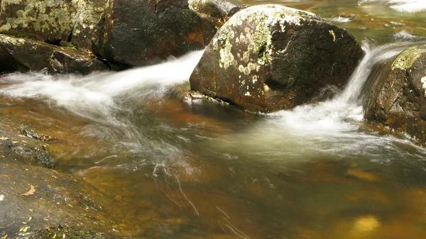 Вода навколо каменів — стокове фото