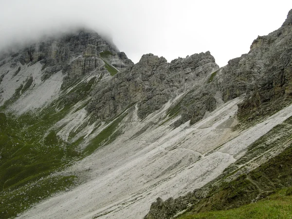 Sentiero a piedi nelle Alpi — Foto Stock