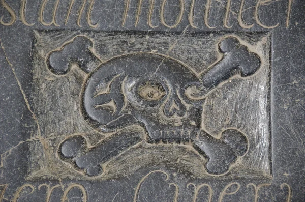 Mezar taşı üzerinde insan kafatası — Stok fotoğraf