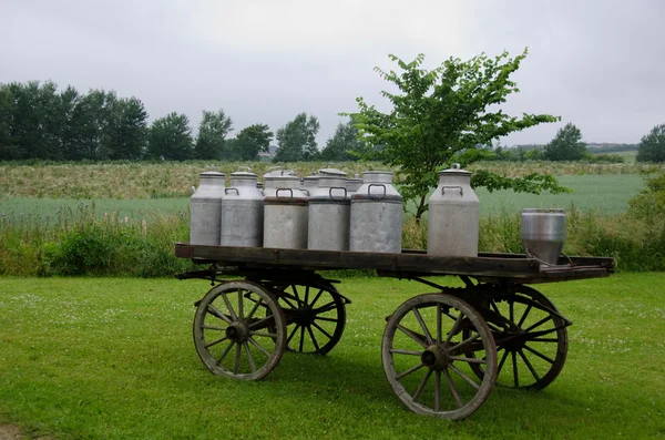 Vieilles boîtes de lait sur le chariot — Photo