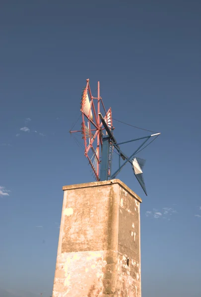 Molino de viento abandonado —  Fotos de Stock