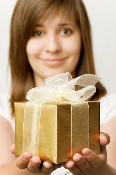 Mädchen mit Geschenkbox — Stockfoto