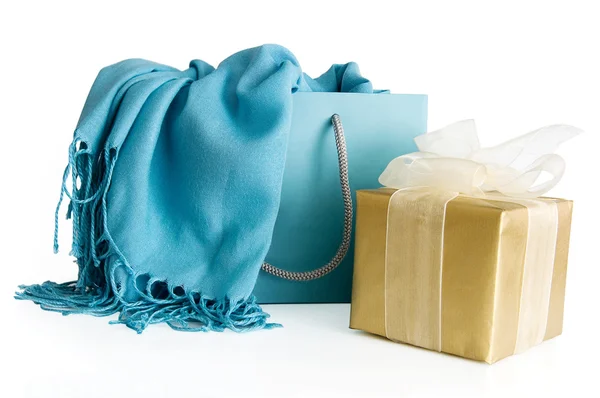Shoppingväska med halsduk och gift box — Stockfoto