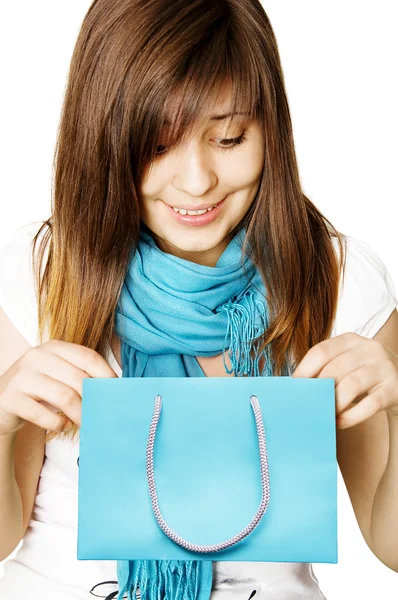 Chica sorprendida con bolsa de compras azul — Foto de Stock