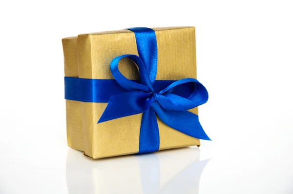 Geschenkdoos met blauw lint — Stockfoto