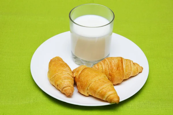 Croissant e latte — Foto Stock