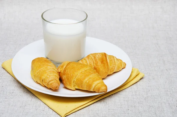 Croissant e latte — Foto Stock
