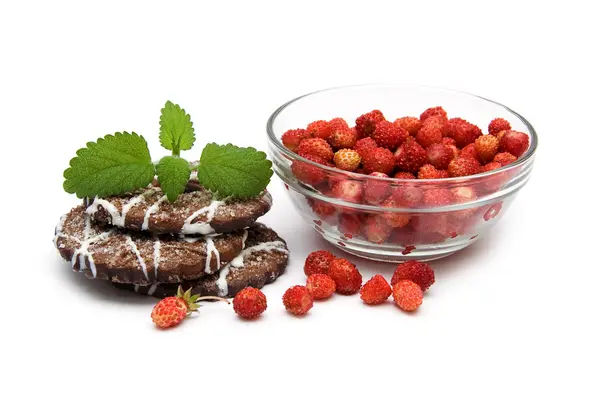 Wild strawberries and cookies — Stock Photo, Image