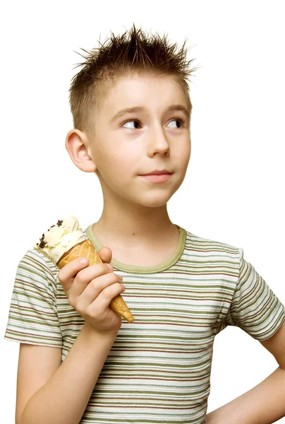 Милый мальчик с мороженым — стоковое фото