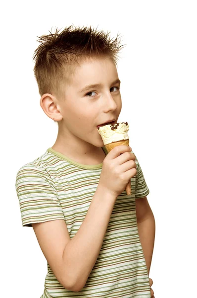 アイスクリームを食べる少年 — ストック写真